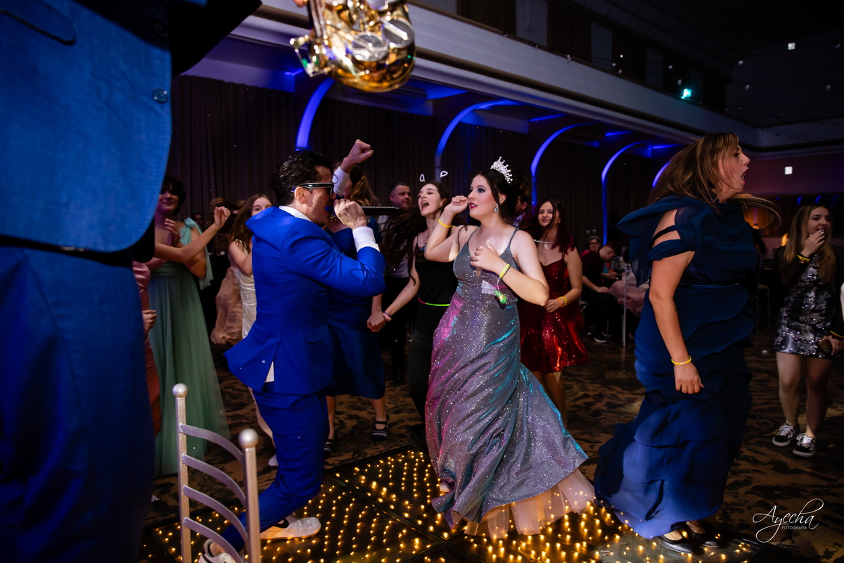 15 anos Curitiba; Debutantes Curitiba; Fotógrafo de 15 anos Curitiba; Sociedade Thalia Eventos; Vandreia Soares Produtora; Festa de 15 anos Thalia; Fabi Guedes 15 anos; Vestido de Debutante Curitiba; Salão Eventos 15 anos Curitiba; Blue Music