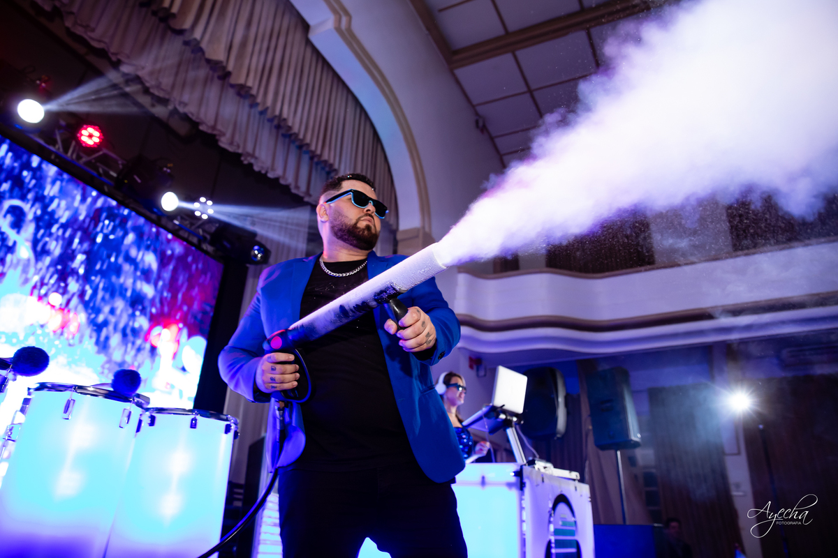 15 anos Curitiba; Debutantes Curitiba; Fotógrafo de 15 anos Curitiba; Sociedade Thalia Eventos; Vandreia Soares Produtora; Festa de 15 anos Thalia; Fabi Guedes 15 anos; Vestido de Debutante Curitiba; Salão Eventos 15 anos Curitiba; Blue Music