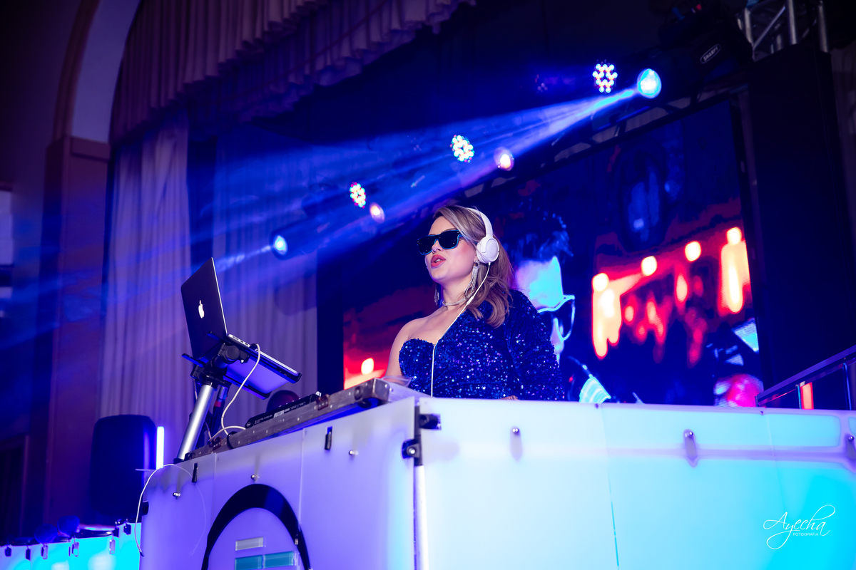 15 anos Curitiba; Debutantes Curitiba; Fotógrafo de 15 anos Curitiba; Sociedade Thalia Eventos; Vandreia Soares Produtora; Festa de 15 anos Thalia; Fabi Guedes 15 anos; Vestido de Debutante Curitiba; Salão Eventos 15 anos Curitiba; Blue Music