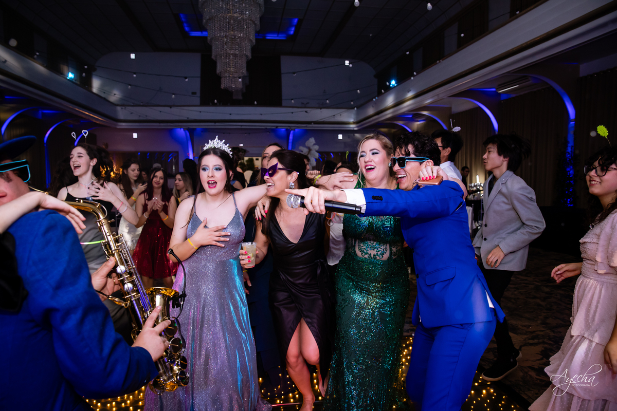 15 anos Curitiba; Debutantes Curitiba; Fotógrafo de 15 anos Curitiba; Sociedade Thalia Eventos; Vandreia Soares Produtora; Festa de 15 anos Thalia; Fabi Guedes 15 anos; Vestido de Debutante Curitiba; Salão Eventos 15 anos Curitiba; Blue Music