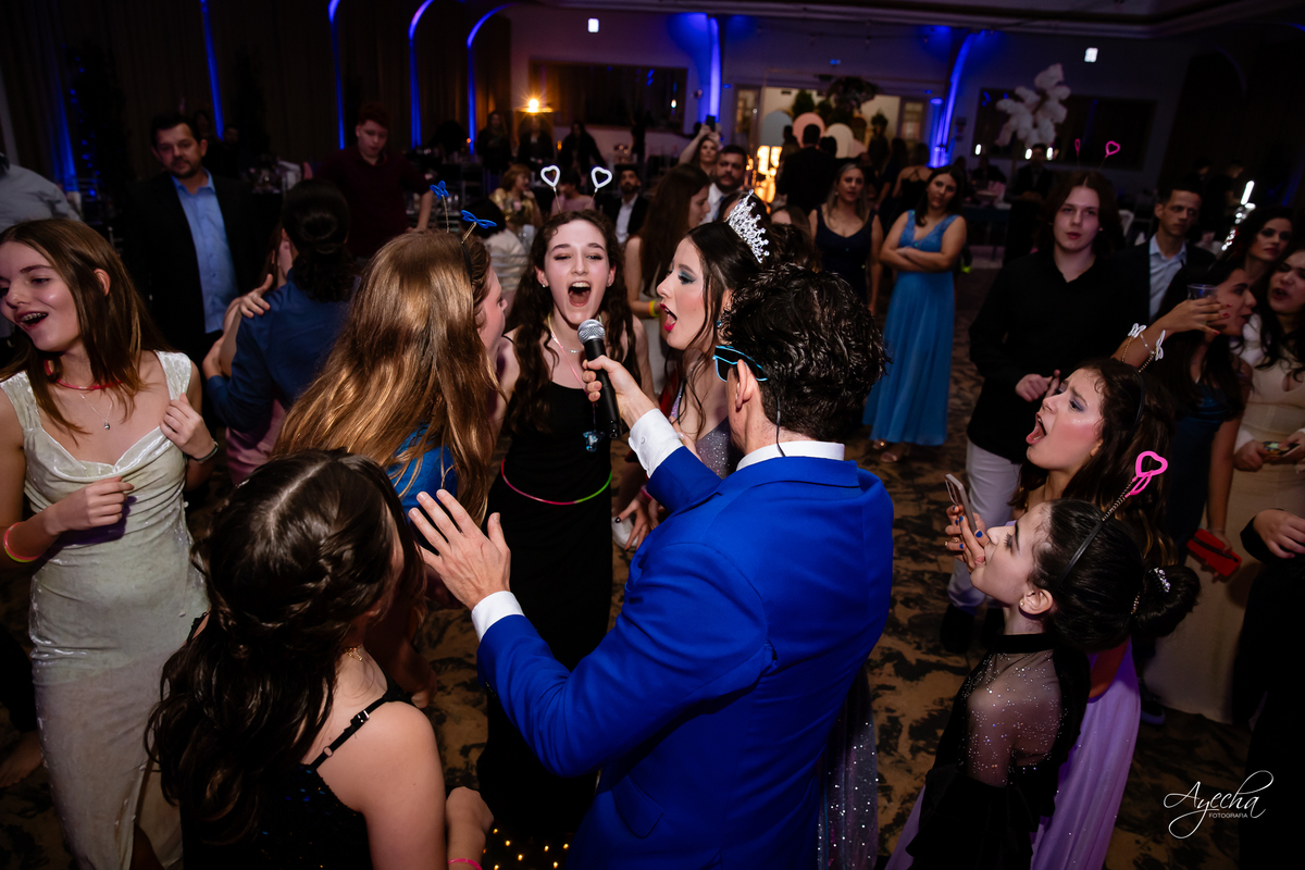 15 anos Curitiba; Debutantes Curitiba; Fotógrafo de 15 anos Curitiba; Sociedade Thalia Eventos; Vandreia Soares Produtora; Festa de 15 anos Thalia; Fabi Guedes 15 anos; Vestido de Debutante Curitiba; Salão Eventos 15 anos Curitiba; Blue Music