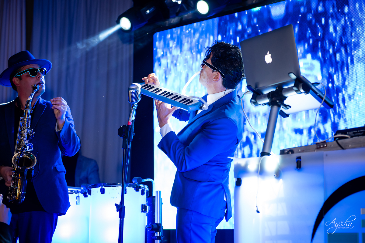 15 anos Curitiba; Debutantes Curitiba; Fotógrafo de 15 anos Curitiba; Sociedade Thalia Eventos; Vandreia Soares Produtora; Festa de 15 anos Thalia; Fabi Guedes 15 anos; Vestido de Debutante Curitiba; Salão Eventos 15 anos Curitiba; Blue Music