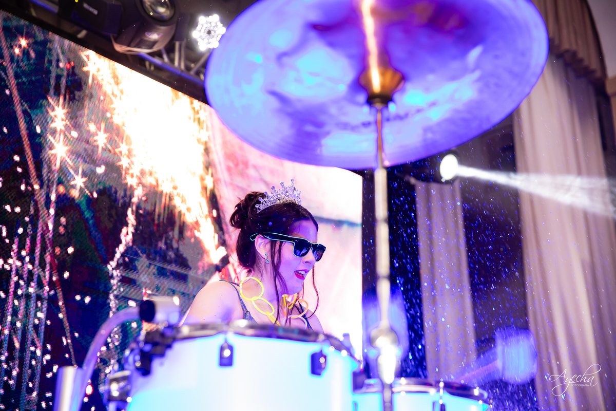 15 anos Curitiba; Debutantes Curitiba; Fotógrafo de 15 anos Curitiba; Sociedade Thalia Eventos; Vandreia Soares Produtora; Festa de 15 anos Thalia; Fabi Guedes 15 anos; Vestido de Debutante Curitiba; Salão Eventos 15 anos Curitiba; Blue Music