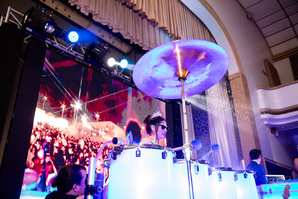 15 anos Curitiba; Debutantes Curitiba; Fotógrafo de 15 anos Curitiba; Sociedade Thalia Eventos; Vandreia Soares Produtora; Festa de 15 anos Thalia; Fabi Guedes 15 anos; Vestido de Debutante Curitiba; Salão Eventos 15 anos Curitiba; Blue Music