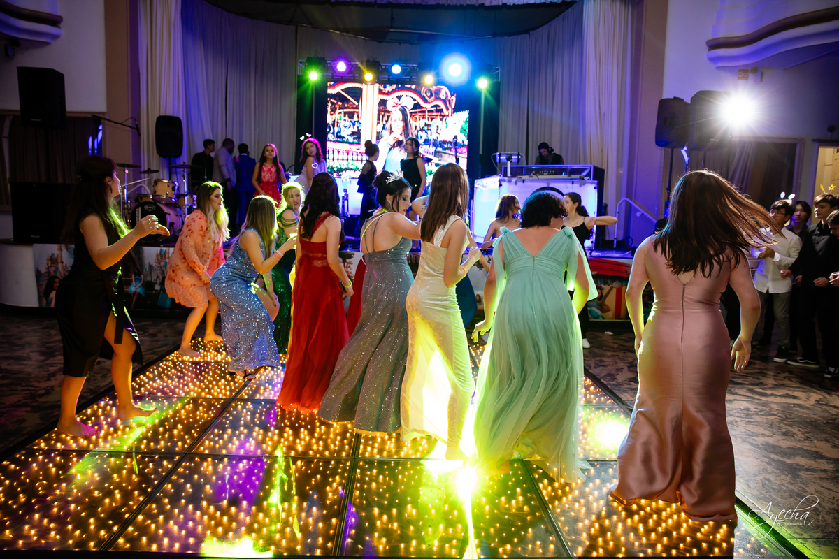 15 anos Curitiba; Debutantes Curitiba; Fotógrafo de 15 anos Curitiba; Sociedade Thalia Eventos; Vandreia Soares Produtora; Festa de 15 anos Thalia; Fabi Guedes 15 anos; Vestido de Debutante Curitiba; Salão Eventos 15 anos Curitiba; Blue Music