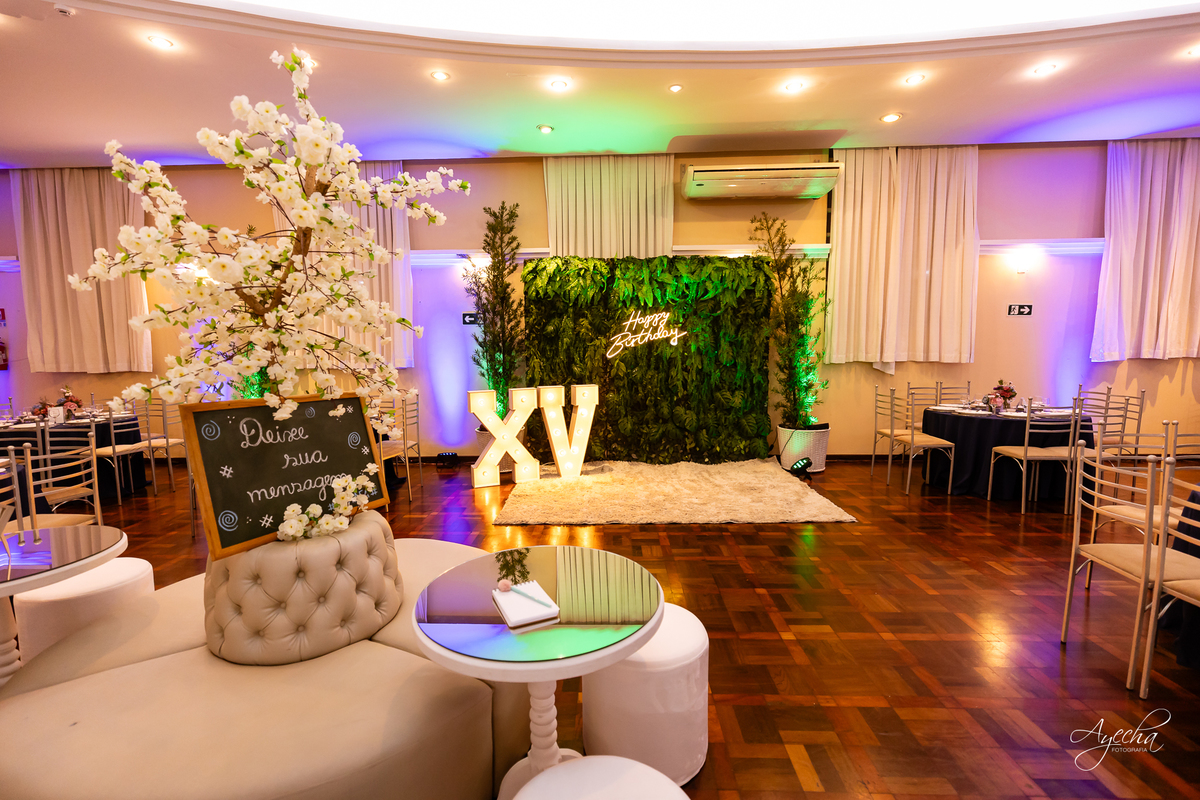 15 anos Curitiba; Festa de 15 anos; Festa de Debutante; Eventos Sociedade Thalia; Thalia Centro; Basquete Thalia; Vestido de Debutante; Decoração 15 anos; Espaço para 15 anos Curitiba; Fotógrafo Curitiba; Fotógrafo 15 anos Curitiba; Melhor Fotógrafa;