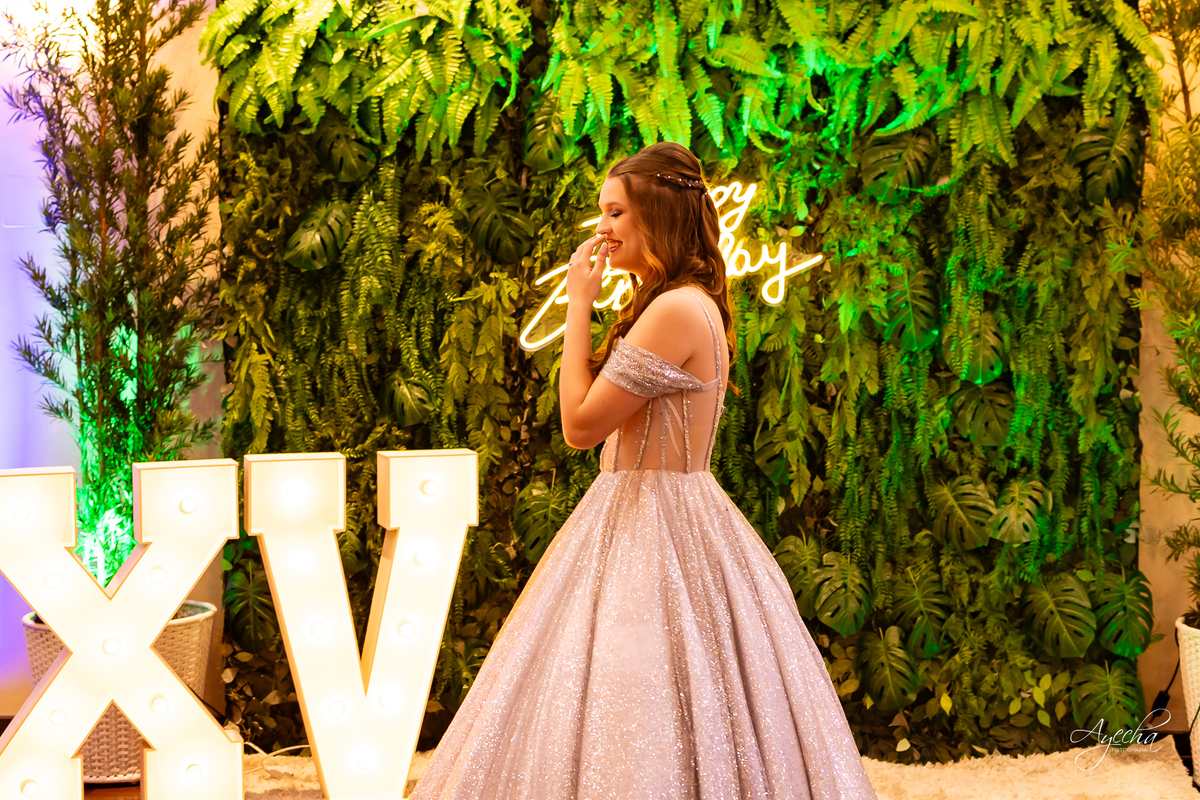 15 anos Curitiba; Festa de 15 anos; Festa de Debutante; Eventos Sociedade Thalia; Thalia Centro; Basquete Thalia; Vestido de Debutante; Decoração 15 anos; Espaço para 15 anos Curitiba; Fotógrafo Curitiba; Fotógrafo 15 anos Curitiba; Melhor Fotógrafa;