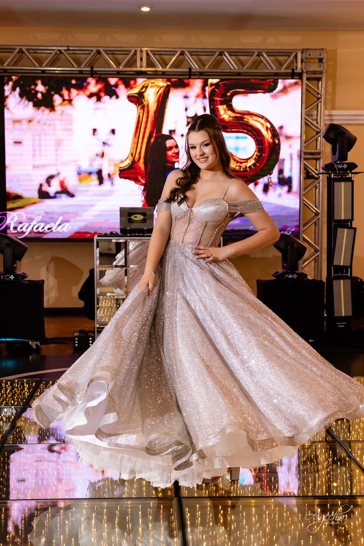 15 anos Curitiba; Festa de 15 anos; Festa de Debutante; Eventos Sociedade Thalia; Thalia Centro; Basquete Thalia; Vestido de Debutante; Decoração 15 anos; Espaço para 15 anos Curitiba; Fotógrafo Curitiba; Fotógrafo 15 anos Curitiba; Melhor Fotógrafa;