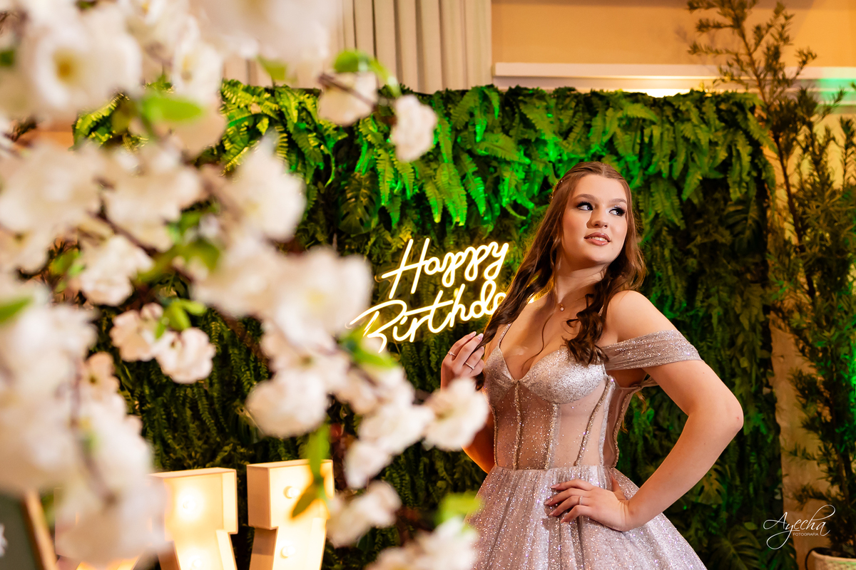 15 anos Curitiba; Festa de 15 anos; Festa de Debutante; Eventos Sociedade Thalia; Thalia Centro; Basquete Thalia; Vestido de Debutante; Decoração 15 anos; Espaço para 15 anos Curitiba; Fotógrafo Curitiba; Fotógrafo 15 anos Curitiba; Melhor Fotógrafa;