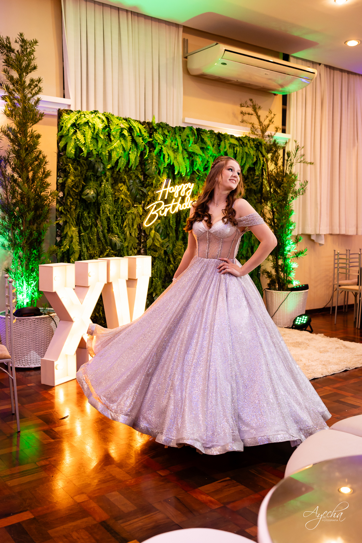 15 anos Curitiba; Festa de 15 anos; Festa de Debutante; Eventos Sociedade Thalia; Thalia Centro; Basquete Thalia; Vestido de Debutante; Decoração 15 anos; Espaço para 15 anos Curitiba; Fotógrafo Curitiba; Fotógrafo 15 anos Curitiba; Melhor Fotógrafa;