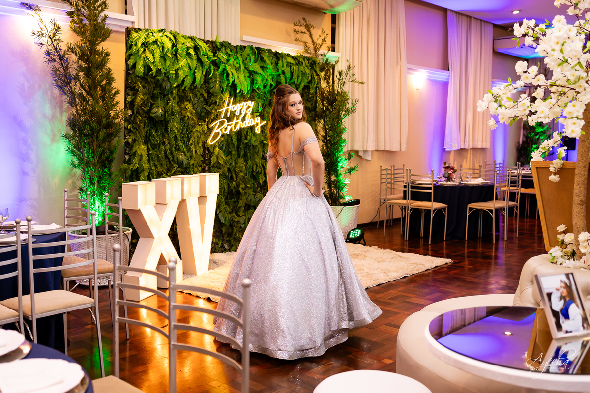 15 anos Curitiba; Festa de 15 anos; Festa de Debutante; Eventos Sociedade Thalia; Thalia Centro; Basquete Thalia; Vestido de Debutante; Decoração 15 anos; Espaço para 15 anos Curitiba; Fotógrafo Curitiba; Fotógrafo 15 anos Curitiba; Melhor Fotógrafa;