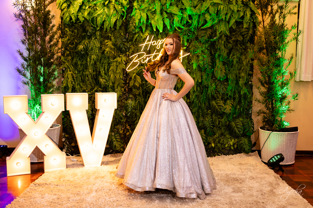 15 anos Curitiba; Festa de 15 anos; Festa de Debutante; Eventos Sociedade Thalia; Thalia Centro; Basquete Thalia; Vestido de Debutante; Decoração 15 anos; Espaço para 15 anos Curitiba; Fotógrafo Curitiba; Fotógrafo 15 anos Curitiba; Melhor Fotógrafa;