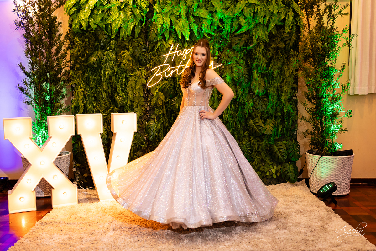 15 anos Curitiba; Festa de 15 anos; Festa de Debutante; Eventos Sociedade Thalia; Thalia Centro; Basquete Thalia; Vestido de Debutante; Decoração 15 anos; Espaço para 15 anos Curitiba; Fotógrafo Curitiba; Fotógrafo 15 anos Curitiba; Melhor Fotógrafa;