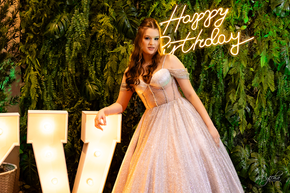 15 anos Curitiba; Festa de 15 anos; Festa de Debutante; Eventos Sociedade Thalia; Thalia Centro; Basquete Thalia; Vestido de Debutante; Decoração 15 anos; Espaço para 15 anos Curitiba; Fotógrafo Curitiba; Fotógrafo 15 anos Curitiba; Melhor Fotógrafa;