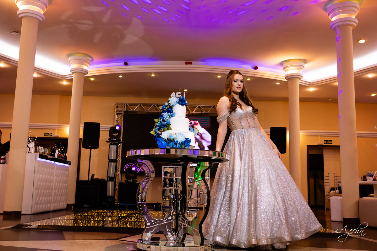 15 anos Curitiba; Festa de 15 anos; Festa de Debutante; Eventos Sociedade Thalia; Thalia Centro; Basquete Thalia; Vestido de Debutante; Decoração 15 anos; Espaço para 15 anos Curitiba; Fotógrafo Curitiba; Fotógrafo 15 anos Curitiba; Melhor Fotógrafa;