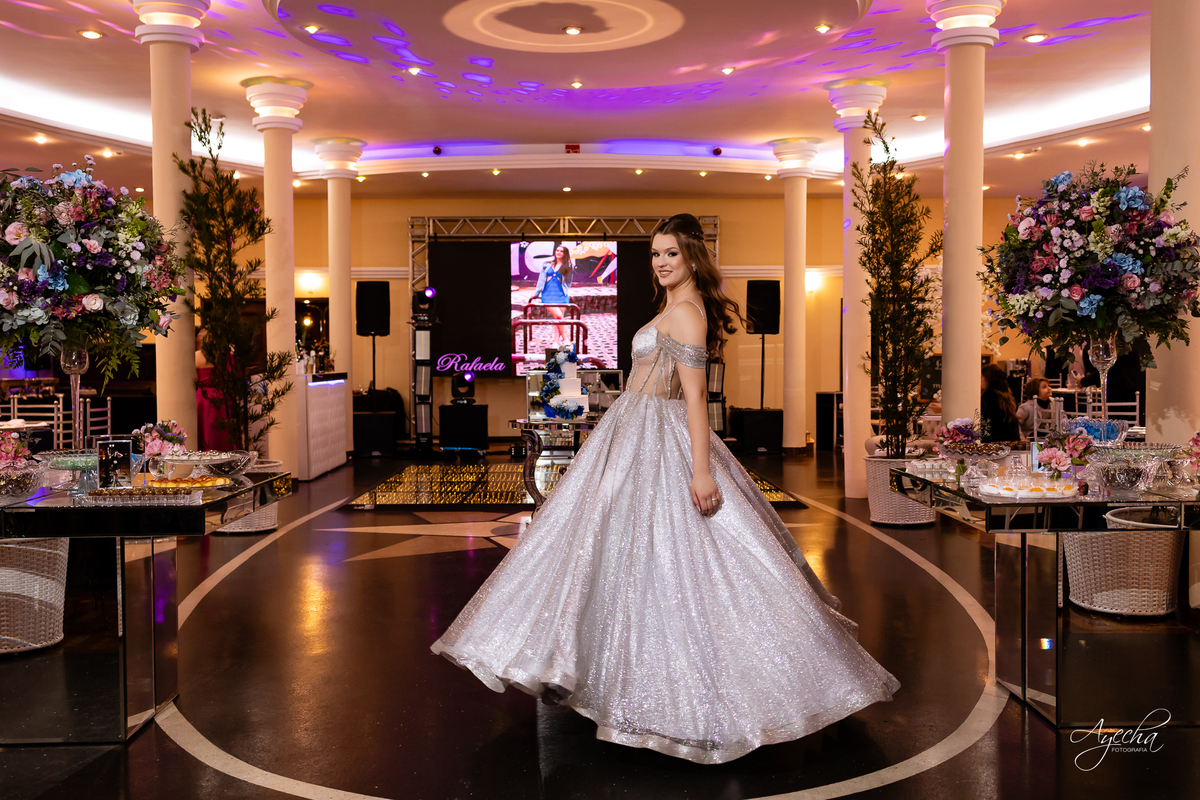 15 anos Curitiba; Festa de 15 anos; Festa de Debutante; Eventos Sociedade Thalia; Thalia Centro; Basquete Thalia; Vestido de Debutante; Decoração 15 anos; Espaço para 15 anos Curitiba; Fotógrafo Curitiba; Fotógrafo 15 anos Curitiba; Melhor Fotógrafa;