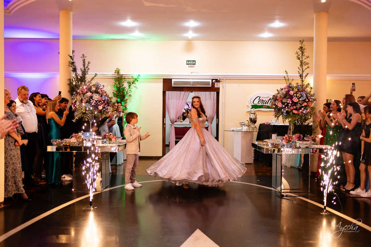15 anos Curitiba; Festa de 15 anos; Festa de Debutante; Eventos Sociedade Thalia; Thalia Centro; Basquete Thalia; Vestido de Debutante; Decoração 15 anos; Espaço para 15 anos Curitiba; Fotógrafo Curitiba; Fotógrafo 15 anos Curitiba; Melhor Fotógrafa;