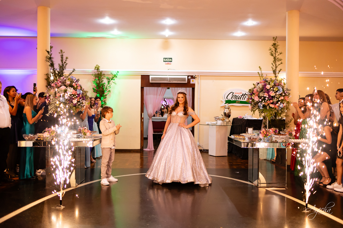 15 anos Curitiba; Festa de 15 anos; Festa de Debutante; Eventos Sociedade Thalia; Thalia Centro; Basquete Thalia; Vestido de Debutante; Decoração 15 anos; Espaço para 15 anos Curitiba; Fotógrafo Curitiba; Fotógrafo 15 anos Curitiba; Melhor Fotógrafa;
