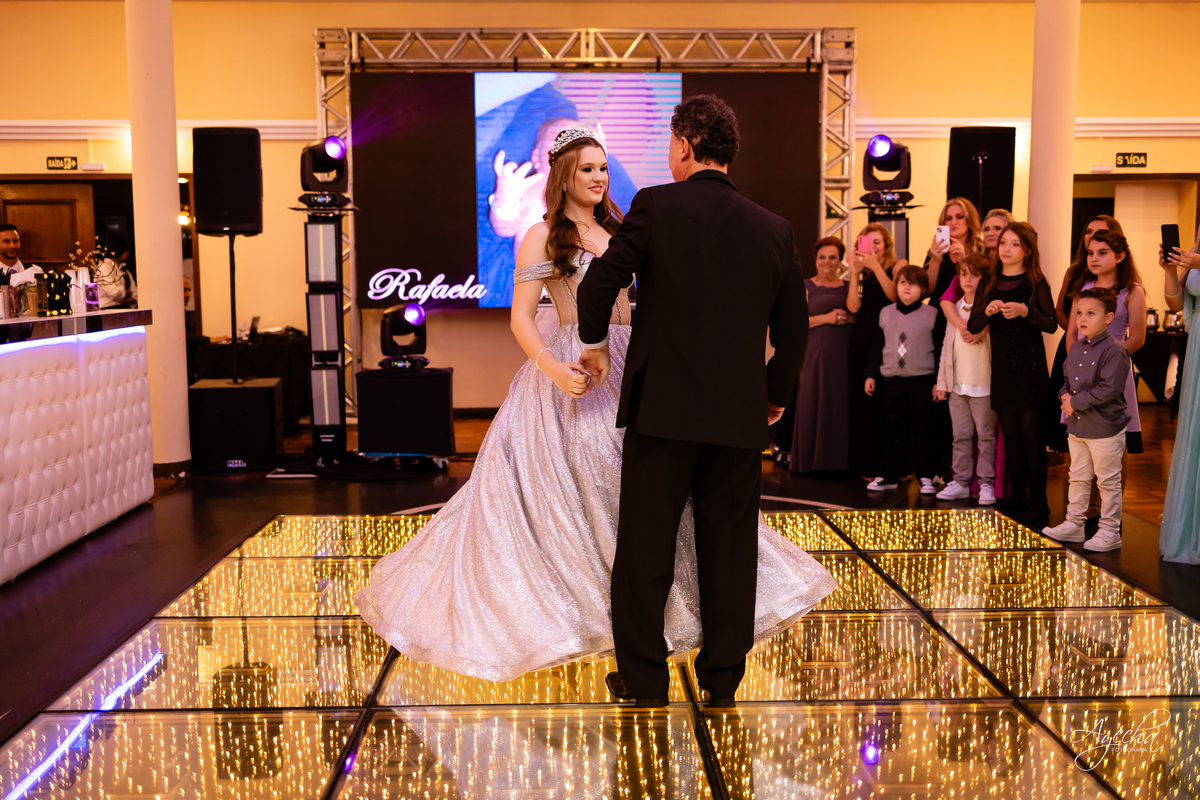 15 anos Curitiba; Festa de 15 anos; Festa de Debutante; Eventos Sociedade Thalia; Thalia Centro; Basquete Thalia; Vestido de Debutante; Decoração 15 anos; Espaço para 15 anos Curitiba; Fotógrafo Curitiba; Fotógrafo 15 anos Curitiba; Melhor Fotógrafa;