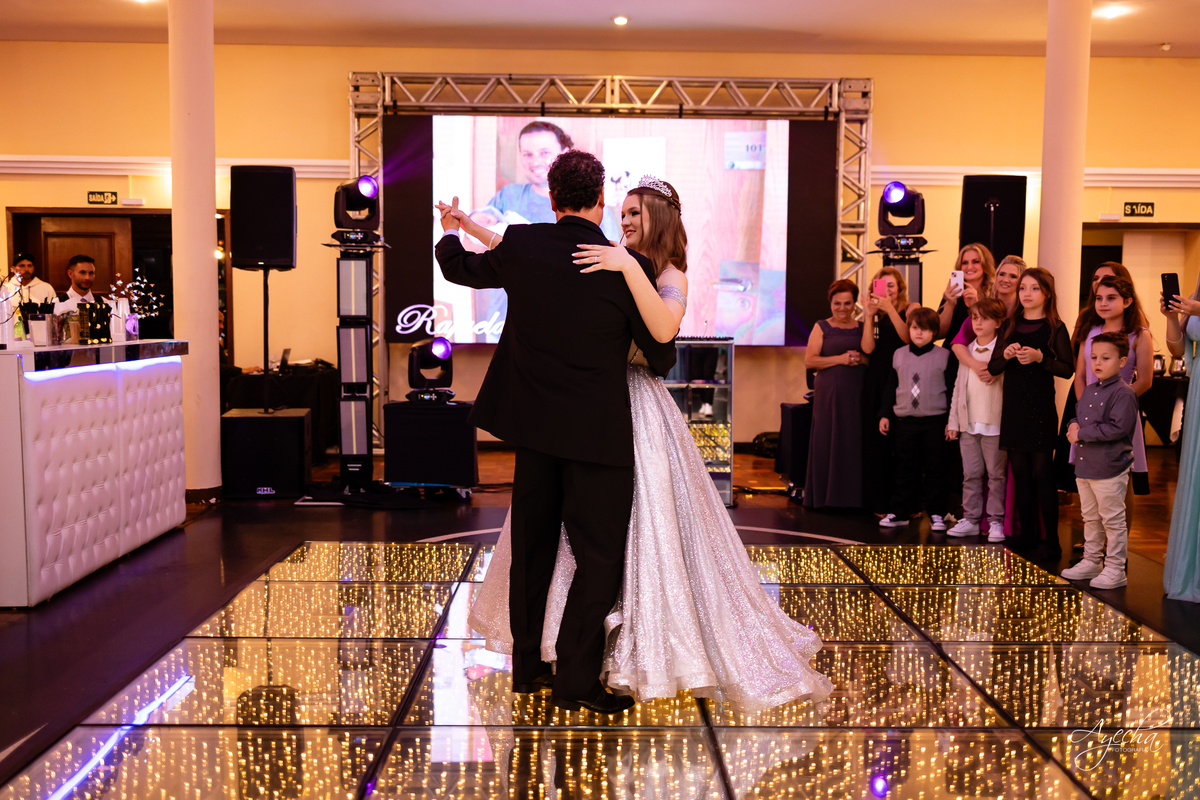 15 anos Curitiba; Festa de 15 anos; Festa de Debutante; Eventos Sociedade Thalia; Thalia Centro; Basquete Thalia; Vestido de Debutante; Decoração 15 anos; Espaço para 15 anos Curitiba; Fotógrafo Curitiba; Fotógrafo 15 anos Curitiba; Melhor Fotógrafa;