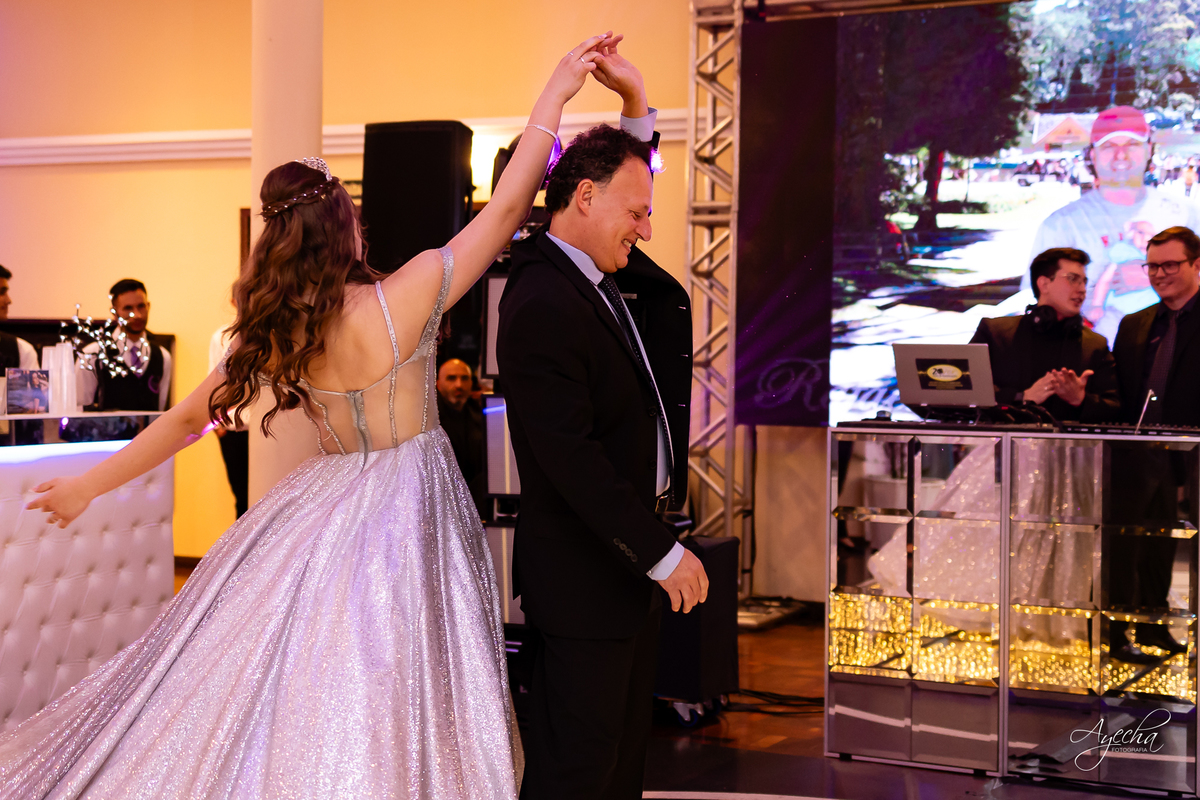 15 anos Curitiba; Festa de 15 anos; Festa de Debutante; Eventos Sociedade Thalia; Thalia Centro; Basquete Thalia; Vestido de Debutante; Decoração 15 anos; Espaço para 15 anos Curitiba; Fotógrafo Curitiba; Fotógrafo 15 anos Curitiba; Melhor Fotógrafa;