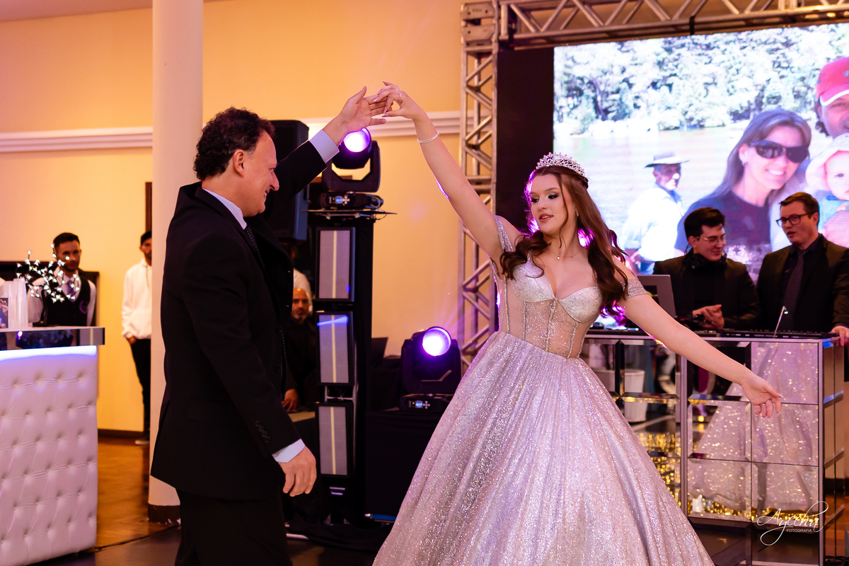 15 anos Curitiba; Festa de 15 anos; Festa de Debutante; Eventos Sociedade Thalia; Thalia Centro; Basquete Thalia; Vestido de Debutante; Decoração 15 anos; Espaço para 15 anos Curitiba; Fotógrafo Curitiba; Fotógrafo 15 anos Curitiba; Melhor Fotógrafa;