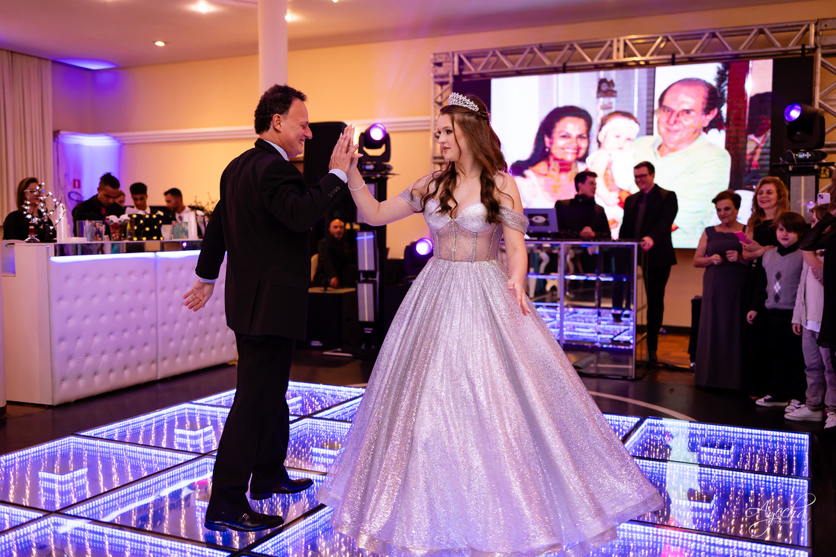 15 anos Curitiba; Festa de 15 anos; Festa de Debutante; Eventos Sociedade Thalia; Thalia Centro; Basquete Thalia; Vestido de Debutante; Decoração 15 anos; Espaço para 15 anos Curitiba; Fotógrafo Curitiba; Fotógrafo 15 anos Curitiba; Melhor Fotógrafa;