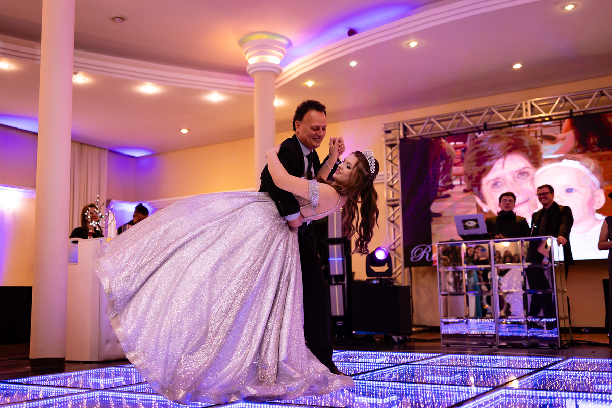 15 anos Curitiba; Festa de 15 anos; Festa de Debutante; Eventos Sociedade Thalia; Thalia Centro; Basquete Thalia; Vestido de Debutante; Decoração 15 anos; Espaço para 15 anos Curitiba; Fotógrafo Curitiba; Fotógrafo 15 anos Curitiba; Melhor Fotógrafa;