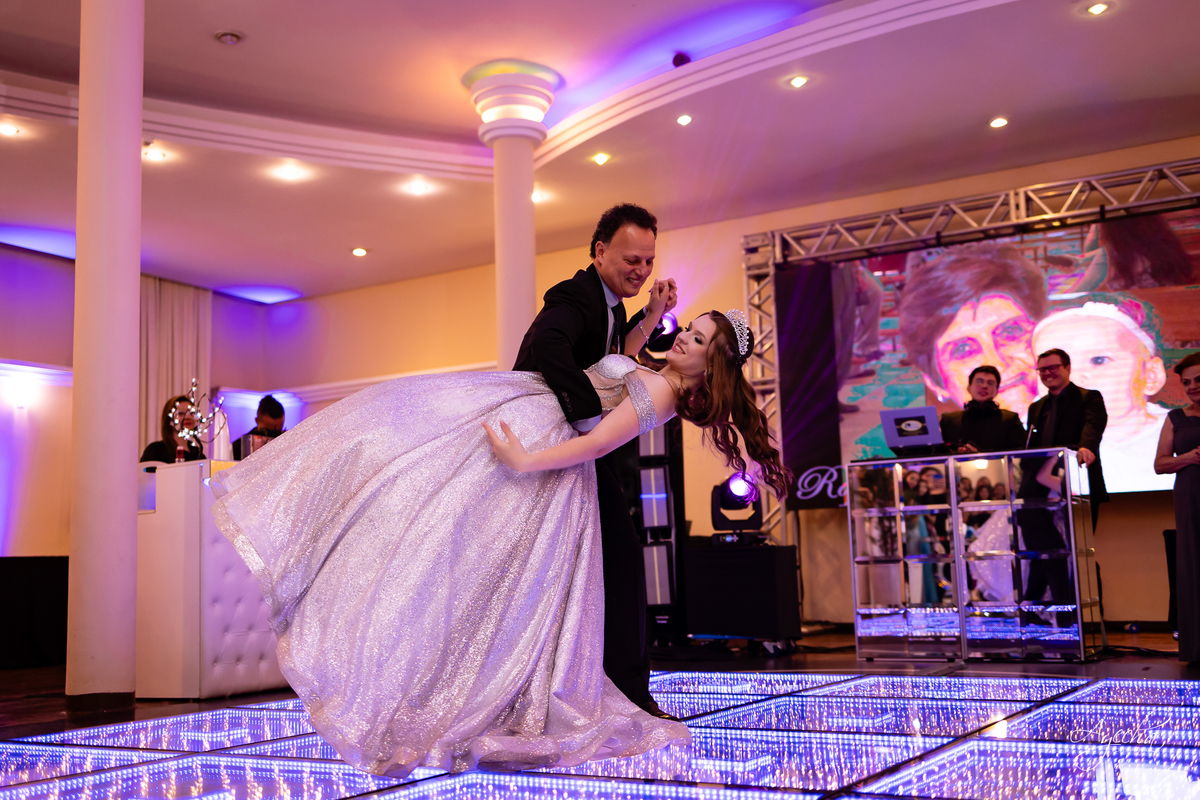 15 anos Curitiba; Festa de 15 anos; Festa de Debutante; Eventos Sociedade Thalia; Thalia Centro; Basquete Thalia; Vestido de Debutante; Decoração 15 anos; Espaço para 15 anos Curitiba; Fotógrafo Curitiba; Fotógrafo 15 anos Curitiba; Melhor Fotógrafa;