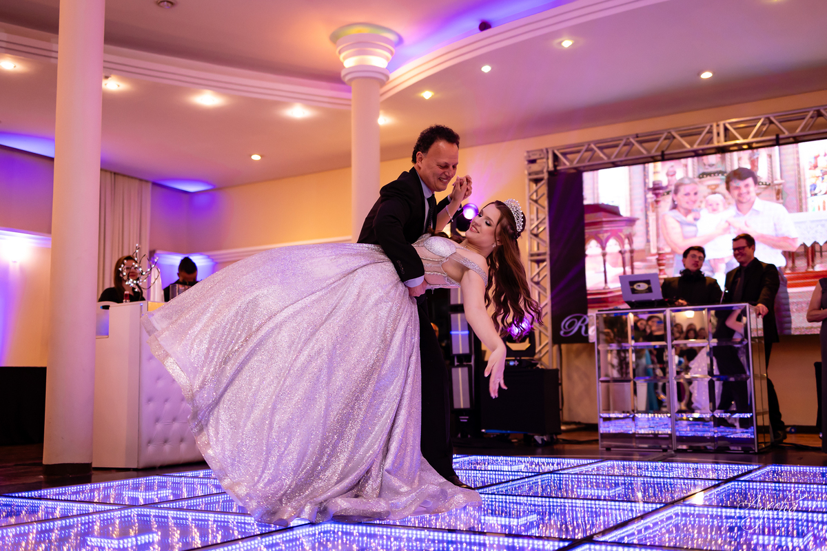 15 anos Curitiba; Festa de 15 anos; Festa de Debutante; Eventos Sociedade Thalia; Thalia Centro; Basquete Thalia; Vestido de Debutante; Decoração 15 anos; Espaço para 15 anos Curitiba; Fotógrafo Curitiba; Fotógrafo 15 anos Curitiba; Melhor Fotógrafa;