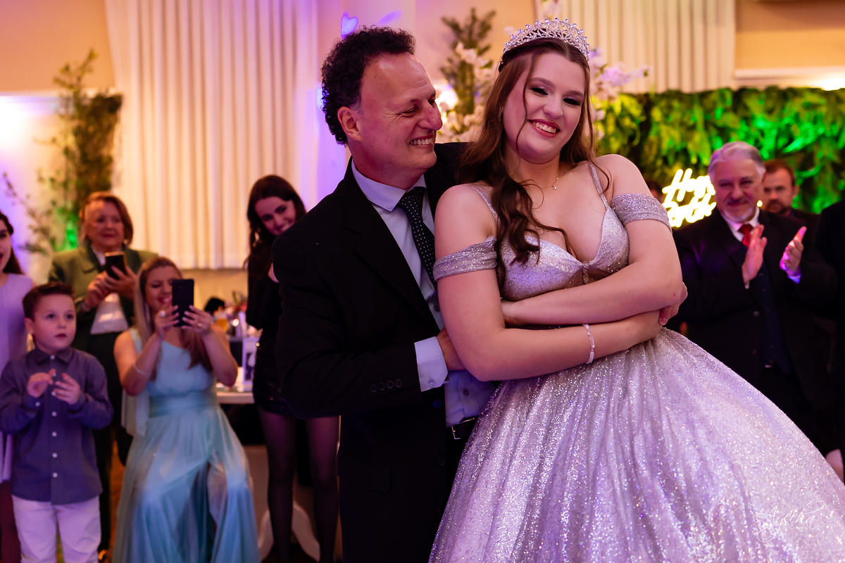 15 anos Curitiba; Festa de 15 anos; Festa de Debutante; Eventos Sociedade Thalia; Thalia Centro; Basquete Thalia; Vestido de Debutante; Decoração 15 anos; Espaço para 15 anos Curitiba; Fotógrafo Curitiba; Fotógrafo 15 anos Curitiba; Melhor Fotógrafa;