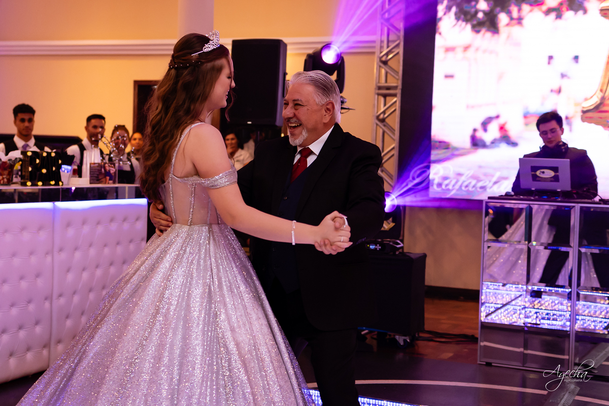 15 anos Curitiba; Festa de 15 anos; Festa de Debutante; Eventos Sociedade Thalia; Thalia Centro; Basquete Thalia; Vestido de Debutante; Decoração 15 anos; Espaço para 15 anos Curitiba; Fotógrafo Curitiba; Fotógrafo 15 anos Curitiba; Melhor Fotógrafa;