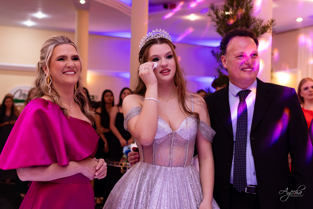 15 anos Curitiba; Festa de 15 anos; Festa de Debutante; Eventos Sociedade Thalia; Thalia Centro; Basquete Thalia; Vestido de Debutante; Decoração 15 anos; Espaço para 15 anos Curitiba; Fotógrafo Curitiba; Fotógrafo 15 anos Curitiba; Melhor Fotógrafa;