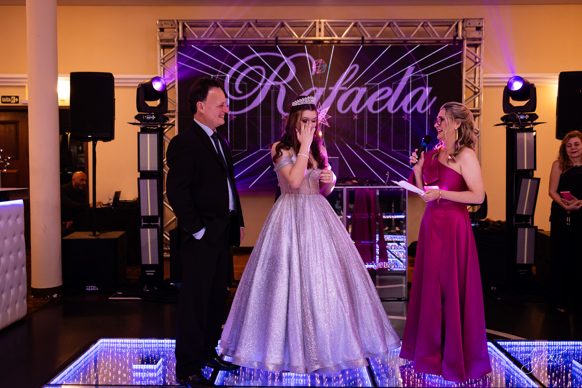 15 anos Curitiba; Festa de 15 anos; Festa de Debutante; Eventos Sociedade Thalia; Thalia Centro; Basquete Thalia; Vestido de Debutante; Decoração 15 anos; Espaço para 15 anos Curitiba; Fotógrafo Curitiba; Fotógrafo 15 anos Curitiba; Melhor Fotógrafa;