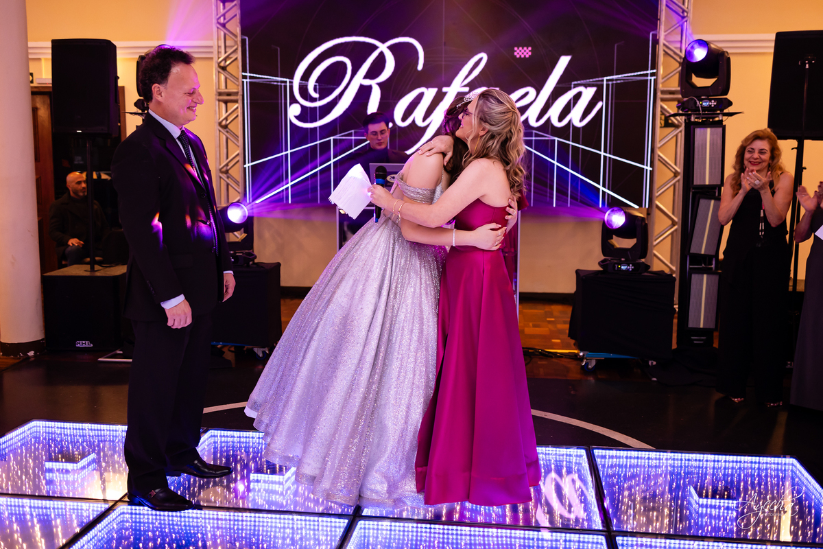 15 anos Curitiba; Festa de 15 anos; Festa de Debutante; Eventos Sociedade Thalia; Thalia Centro; Basquete Thalia; Vestido de Debutante; Decoração 15 anos; Espaço para 15 anos Curitiba; Fotógrafo Curitiba; Fotógrafo 15 anos Curitiba; Melhor Fotógrafa;