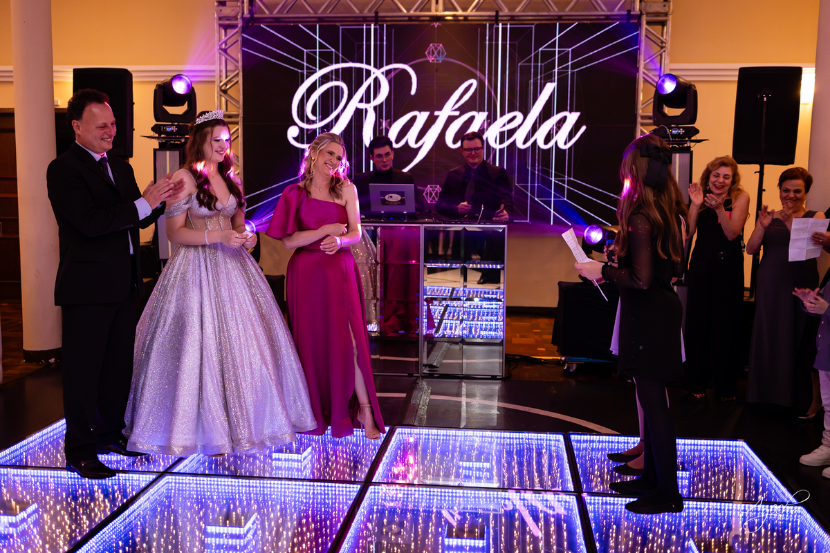 15 anos Curitiba; Festa de 15 anos; Festa de Debutante; Eventos Sociedade Thalia; Thalia Centro; Basquete Thalia; Vestido de Debutante; Decoração 15 anos; Espaço para 15 anos Curitiba; Fotógrafo Curitiba; Fotógrafo 15 anos Curitiba; Melhor Fotógrafa;