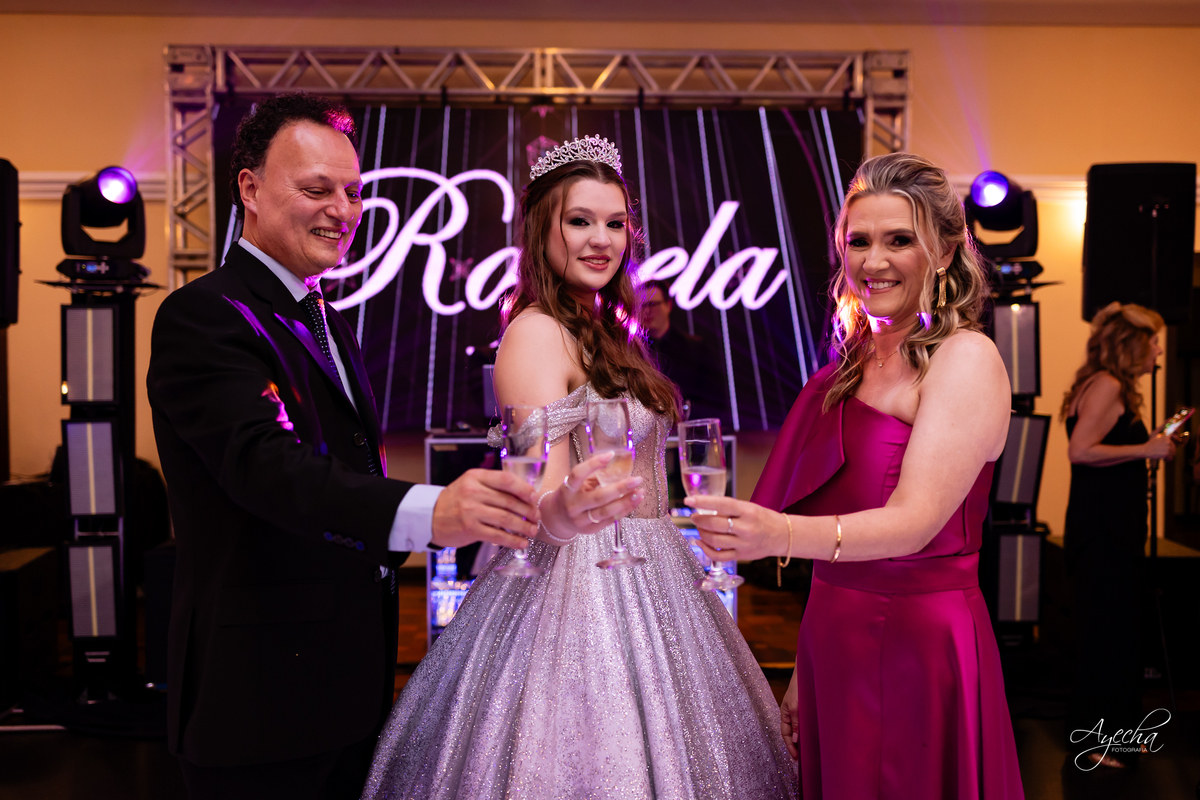 15 anos Curitiba; Festa de 15 anos; Festa de Debutante; Eventos Sociedade Thalia; Thalia Centro; Basquete Thalia; Vestido de Debutante; Decoração 15 anos; Espaço para 15 anos Curitiba; Fotógrafo Curitiba; Fotógrafo 15 anos Curitiba; Melhor Fotógrafa;