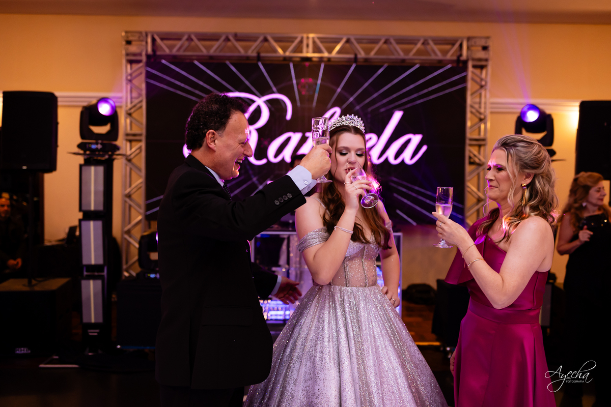 15 anos Curitiba; Festa de 15 anos; Festa de Debutante; Eventos Sociedade Thalia; Thalia Centro; Basquete Thalia; Vestido de Debutante; Decoração 15 anos; Espaço para 15 anos Curitiba; Fotógrafo Curitiba; Fotógrafo 15 anos Curitiba; Melhor Fotógrafa;