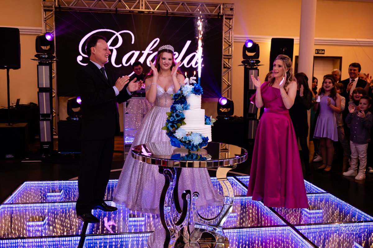 15 anos Curitiba; Festa de 15 anos; Festa de Debutante; Eventos Sociedade Thalia; Thalia Centro; Basquete Thalia; Vestido de Debutante; Decoração 15 anos; Espaço para 15 anos Curitiba; Fotógrafo Curitiba; Fotógrafo 15 anos Curitiba; Melhor Fotógrafa;