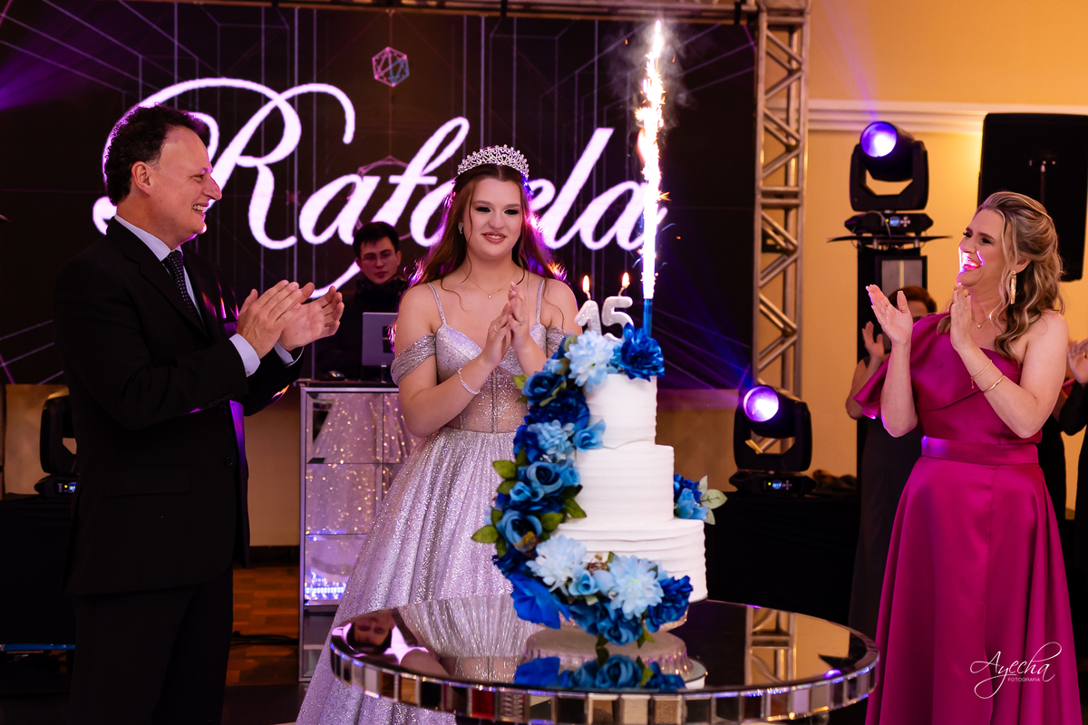 15 anos Curitiba; Festa de 15 anos; Festa de Debutante; Eventos Sociedade Thalia; Thalia Centro; Basquete Thalia; Vestido de Debutante; Decoração 15 anos; Espaço para 15 anos Curitiba; Fotógrafo Curitiba; Fotógrafo 15 anos Curitiba; Melhor Fotógrafa;