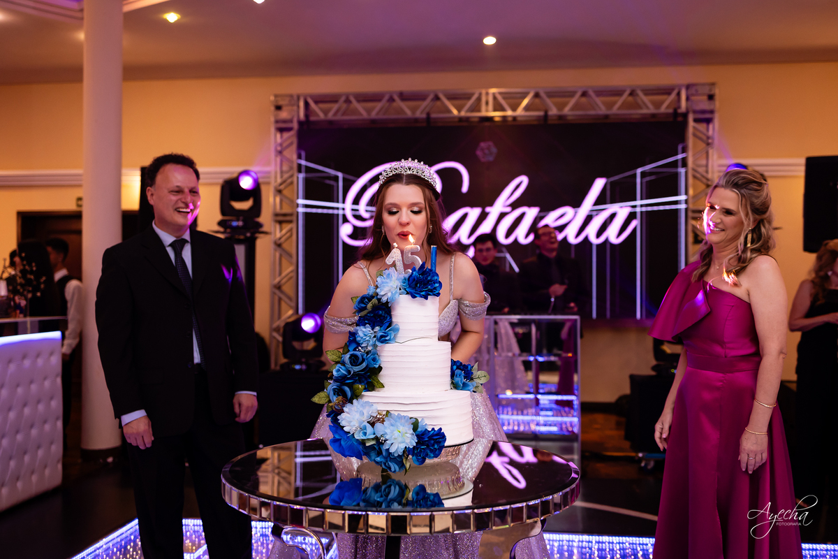 15 anos Curitiba; Festa de 15 anos; Festa de Debutante; Eventos Sociedade Thalia; Thalia Centro; Basquete Thalia; Vestido de Debutante; Decoração 15 anos; Espaço para 15 anos Curitiba; Fotógrafo Curitiba; Fotógrafo 15 anos Curitiba; Melhor Fotógrafa;