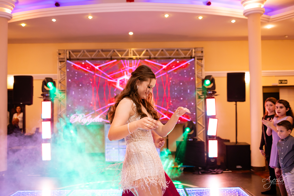 15 anos Curitiba; Festa de 15 anos; Festa de Debutante; Eventos Sociedade Thalia; Thalia Centro; Basquete Thalia; Vestido de Debutante; Decoração 15 anos; Espaço para 15 anos Curitiba; Fotógrafo Curitiba; Fotógrafo 15 anos Curitiba; Melhor Fotógrafa;