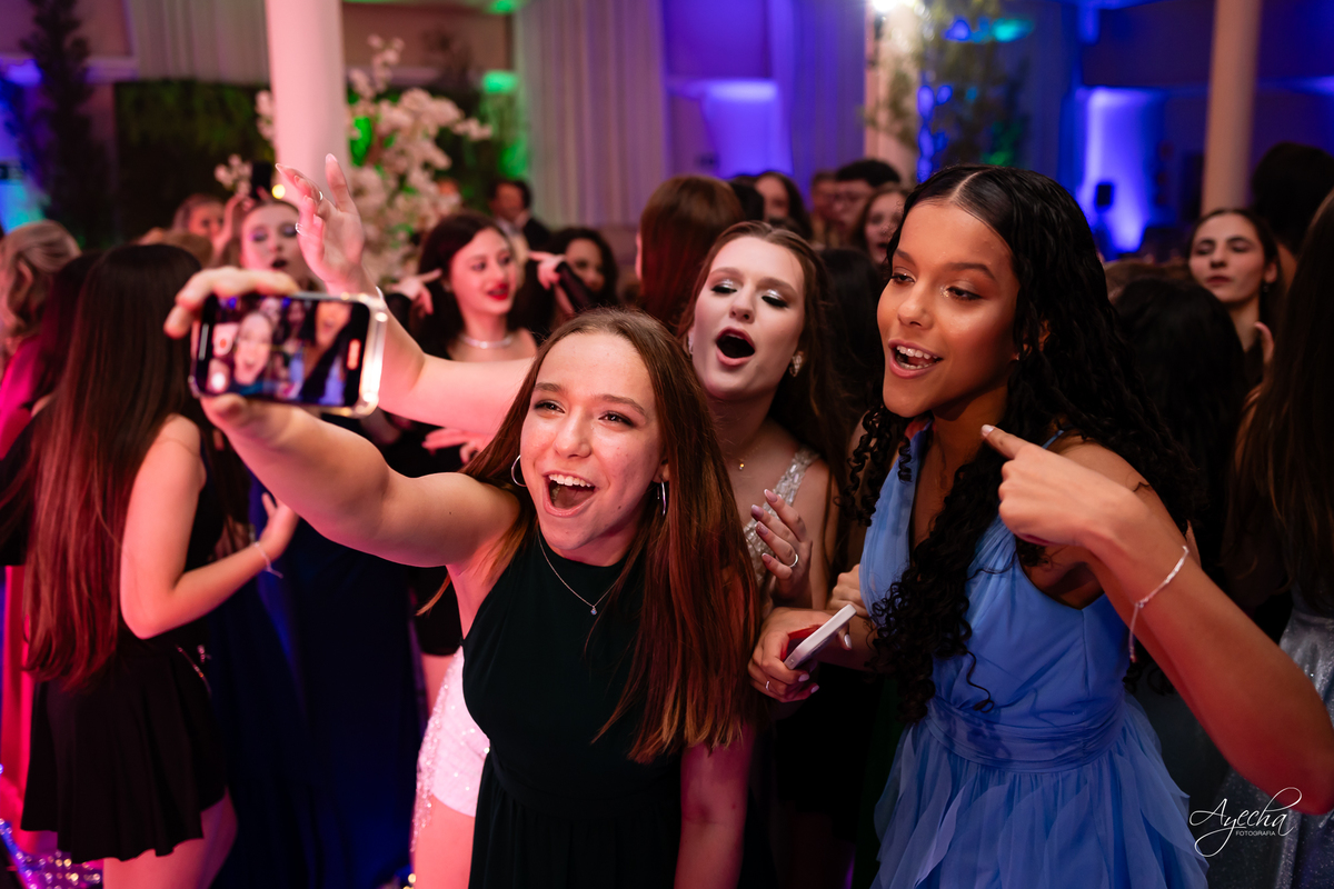 15 anos Curitiba; Festa de 15 anos; Festa de Debutante; Eventos Sociedade Thalia; Thalia Centro; Basquete Thalia; Vestido de Debutante; Decoração 15 anos; Espaço para 15 anos Curitiba; Fotógrafo Curitiba; Fotógrafo 15 anos Curitiba; Melhor Fotógrafa;