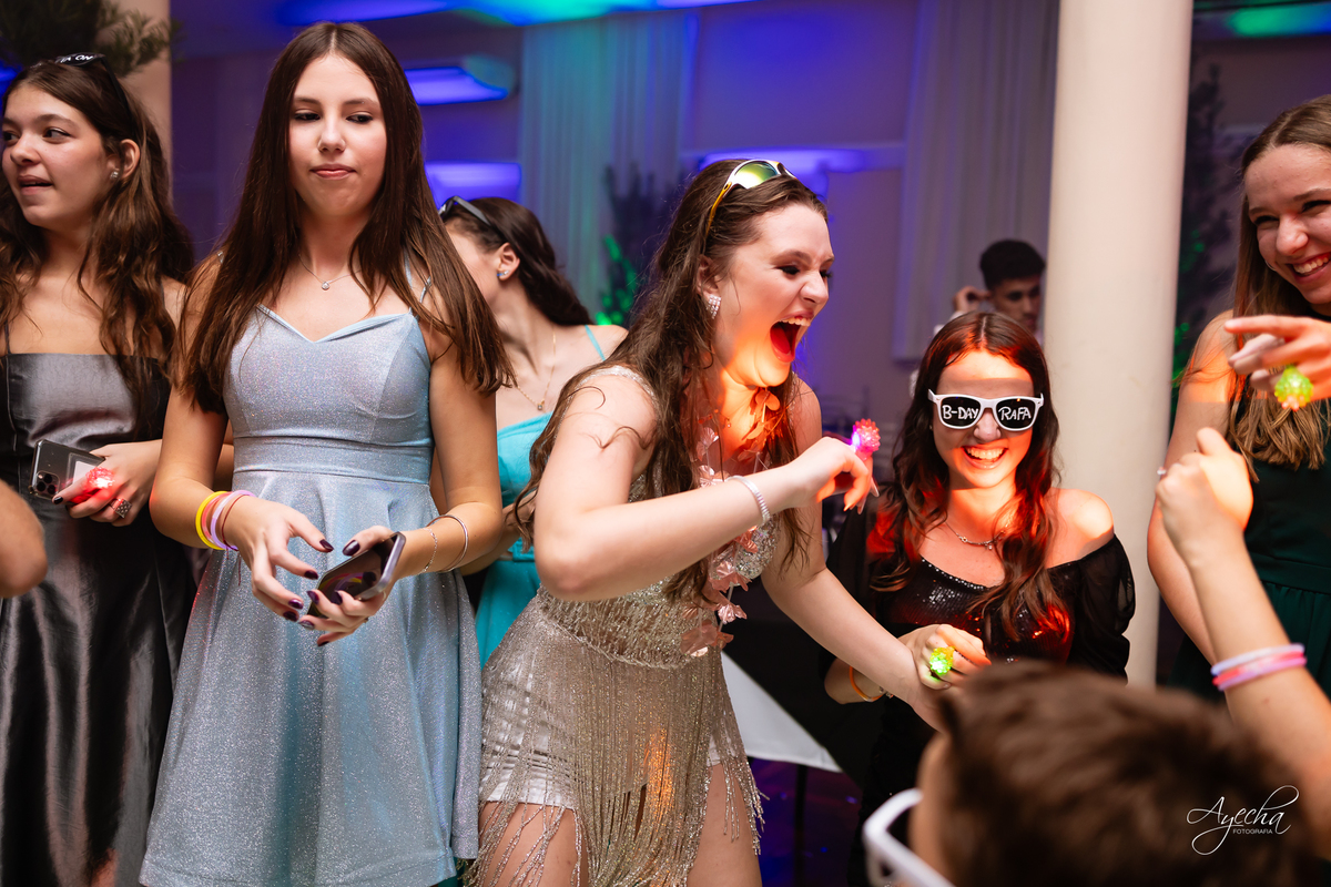 15 anos Curitiba; Festa de 15 anos; Festa de Debutante; Eventos Sociedade Thalia; Thalia Centro; Basquete Thalia; Vestido de Debutante; Decoração 15 anos; Espaço para 15 anos Curitiba; Fotógrafo Curitiba; Fotógrafo 15 anos Curitiba; Melhor Fotógrafa;