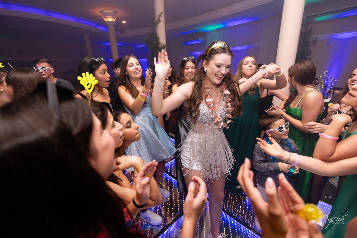 15 anos Curitiba; Festa de 15 anos; Festa de Debutante; Eventos Sociedade Thalia; Thalia Centro; Basquete Thalia; Vestido de Debutante; Decoração 15 anos; Espaço para 15 anos Curitiba; Fotógrafo Curitiba; Fotógrafo 15 anos Curitiba; Melhor Fotógrafa;