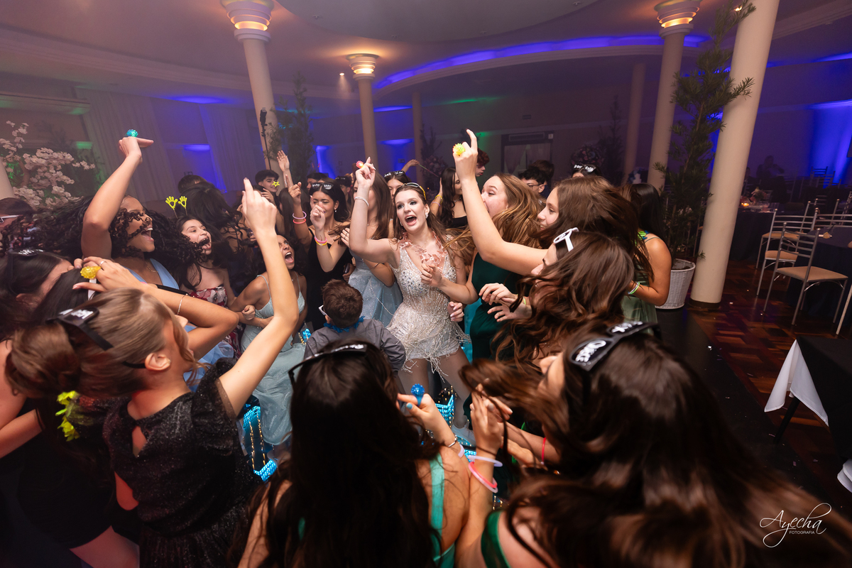 15 anos Curitiba; Festa de 15 anos; Festa de Debutante; Eventos Sociedade Thalia; Thalia Centro; Basquete Thalia; Vestido de Debutante; Decoração 15 anos; Espaço para 15 anos Curitiba; Fotógrafo Curitiba; Fotógrafo 15 anos Curitiba; Melhor Fotógrafa;