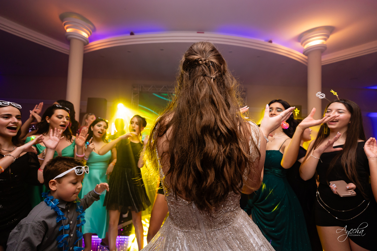 15 anos Curitiba; Festa de 15 anos; Festa de Debutante; Eventos Sociedade Thalia; Thalia Centro; Basquete Thalia; Vestido de Debutante; Decoração 15 anos; Espaço para 15 anos Curitiba; Fotógrafo Curitiba; Fotógrafo 15 anos Curitiba; Melhor Fotógrafa;