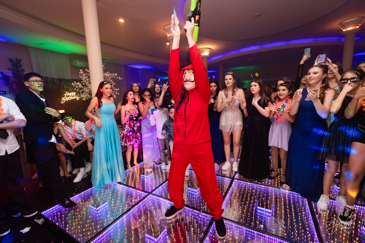 15 anos Curitiba; Festa de 15 anos; Festa de Debutante; Eventos Sociedade Thalia; Thalia Centro; Basquete Thalia; Vestido de Debutante; Decoração 15 anos; Espaço para 15 anos Curitiba; Fotógrafo Curitiba; Fotógrafo 15 anos Curitiba; Melhor Fotógrafa;