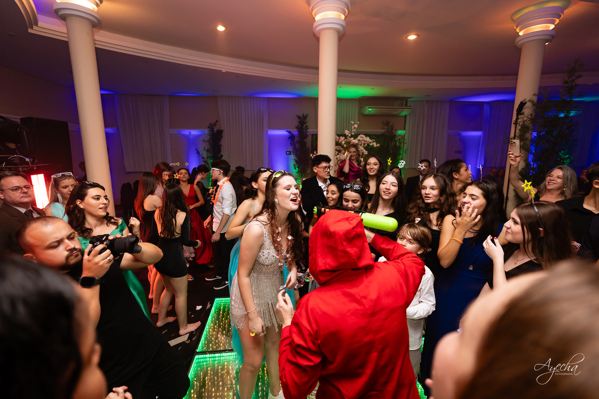 15 anos Curitiba; Festa de 15 anos; Festa de Debutante; Eventos Sociedade Thalia; Thalia Centro; Basquete Thalia; Vestido de Debutante; Decoração 15 anos; Espaço para 15 anos Curitiba; Fotógrafo Curitiba; Fotógrafo 15 anos Curitiba; Melhor Fotógrafa;