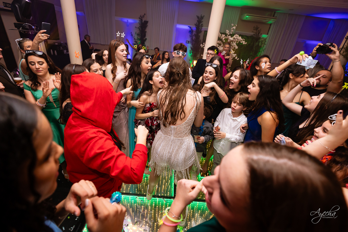 15 anos Curitiba; Festa de 15 anos; Festa de Debutante; Eventos Sociedade Thalia; Thalia Centro; Basquete Thalia; Vestido de Debutante; Decoração 15 anos; Espaço para 15 anos Curitiba; Fotógrafo Curitiba; Fotógrafo 15 anos Curitiba; Melhor Fotógrafa;